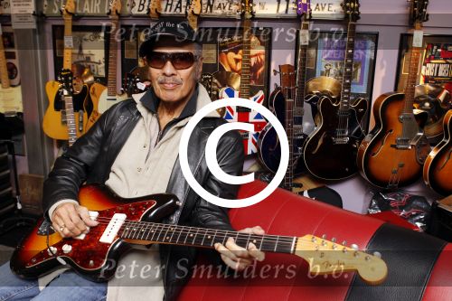 Scheveningen 18 maart 2011
Andy Tielman met vrouw en dochter in Rock en Roll winkel in Scheveningen.
Peter Smulders bv