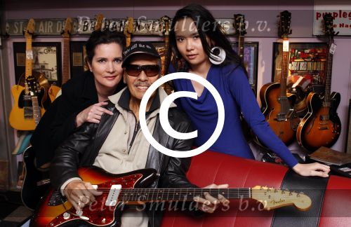 Scheveningen 18 maart 2011
Andy Tielman met vrouw en dochter in Rock en Roll winkel in Scheveningen.
Peter Smulders bv