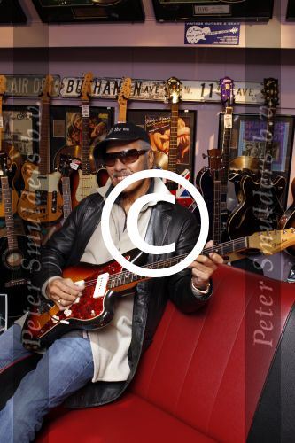 Scheveningen 18 maart 2011
Andy Tielman met vrouw en dochter in Rock en Roll winkel in Scheveningen.
Peter Smulders bv