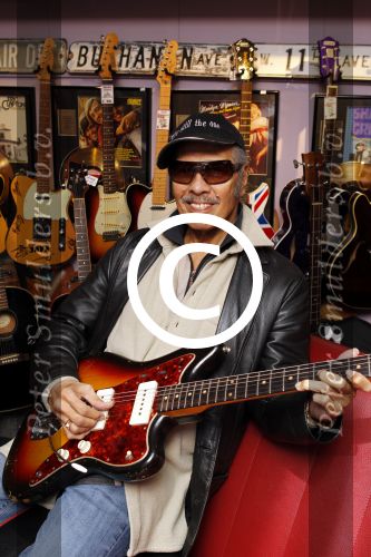 Scheveningen 18 maart 2011
Andy Tielman met vrouw en dochter in Rock en Roll winkel in Scheveningen.
Peter Smulders bv