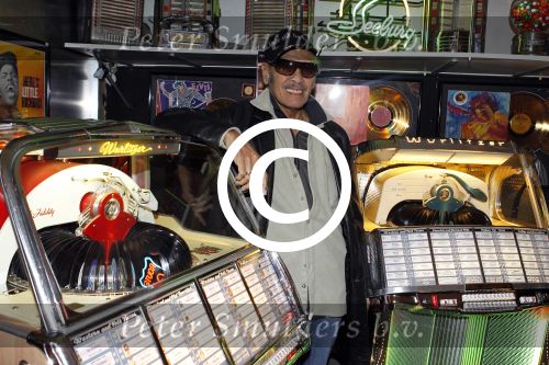 Scheveningen 18 maart 2011
Andy Tielman met vrouw en dochter in Rock en Roll winkel in Scheveningen.
Peter Smulders bv