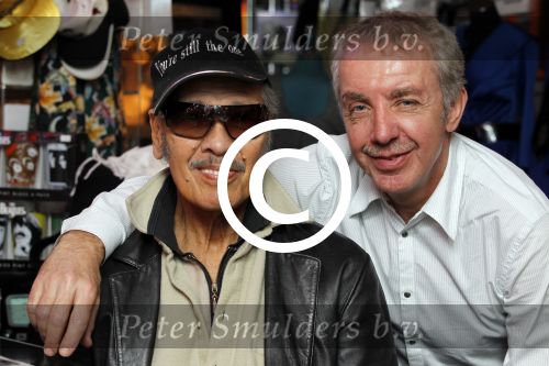 Scheveningen 18 maart 2011
Andy Tielman met vrouw en dochter in Rock en Roll winkel in Scheveningen.
Peter Smulders bv