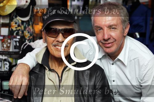 Scheveningen 18 maart 2011
Andy Tielman met vrouw en dochter in Rock en Roll winkel in Scheveningen.
Peter Smulders bv