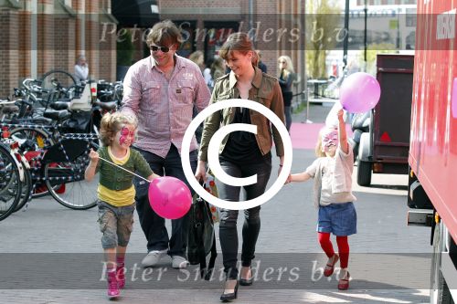 Amsterdam 13 april 2011
Mama van het jaar verkiezing in Panama. Angela Schijf met dochters Mensje en Bloem
Peter Smulders bv