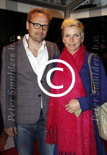 Den Haag 6 april 2011
Premiere alle tijd met oa Paul de leeuw in pathe spuiplein. Anita Witzier met vriend
Peter Smulders bv