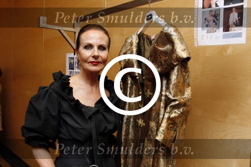 Amsterdam 17 april 2011
Sheila de Vries krijgt uit handen van burgemeester Eberhard v d Laan een koninklijke onderscheiding op haar feestje in het hilton. Ans Markus
Peter Smulders bv
