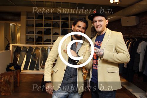 Amsterdam 5 april 2011
Ben Saunders en zijn vrienin doen boodschappen bij Blue Blood op de pc hooftstraat. Micha Noot helpt ze.
Peter Smulders bv