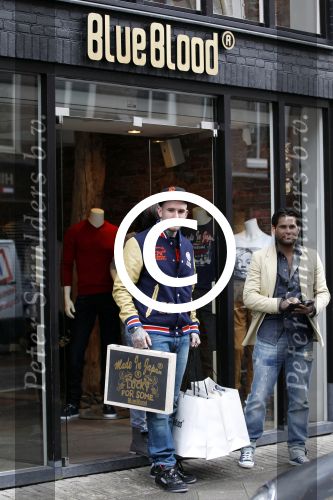 Amsterdam 5 april 2011
Ben Saunders en zijn vrienin doen boodschappen bij Blue Blood op de pc hooftstraat. Micha Noot helpt ze.
Peter Smulders bv