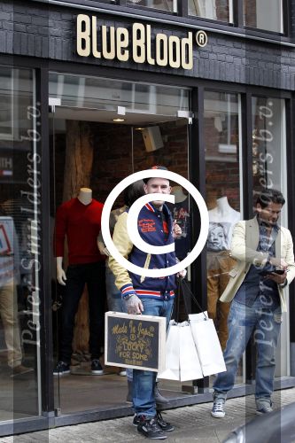 Amsterdam 5 april 2011
Ben Saunders en zijn vrienin doen boodschappen bij Blue Blood op de pc hooftstraat. Micha Noot helpt ze.
Peter Smulders bv