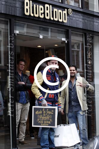 Amsterdam 5 april 2011
Ben Saunders en zijn vrienin doen boodschappen bij Blue Blood op de pc hooftstraat. Micha Noot helpt ze.
Peter Smulders bv
