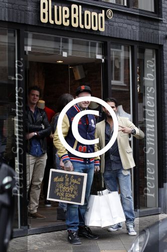 Amsterdam 5 april 2011
Ben Saunders en zijn vrienin doen boodschappen bij Blue Blood op de pc hooftstraat. Micha Noot helpt ze.
Peter Smulders bv