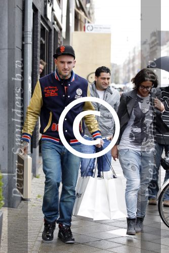 Amsterdam 5 april 2011
Ben Saunders en zijn vrienin doen boodschappen bij Blue Blood op de pc hooftstraat. Micha Noot helpt ze.
Peter Smulders bv