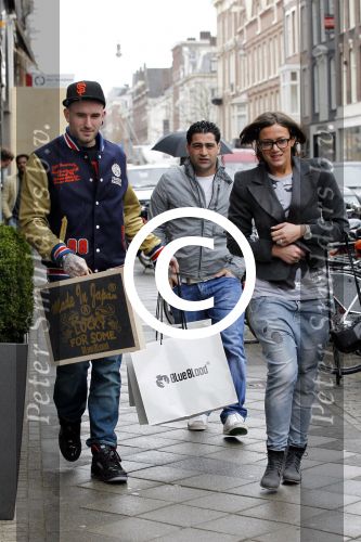 Amsterdam 5 april 2011
Ben Saunders en zijn vrienin doen boodschappen bij Blue Blood op de pc hooftstraat. Micha Noot helpt ze.
Peter Smulders bv