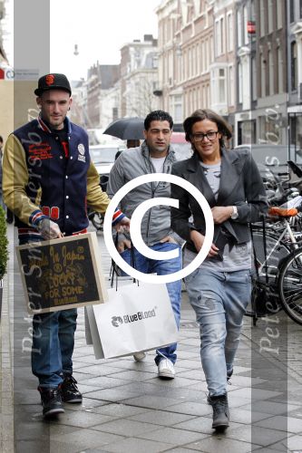 Amsterdam 5 april 2011
Ben Saunders en zijn vrienin doen boodschappen bij Blue Blood op de pc hooftstraat. Micha Noot helpt ze.
Peter Smulders bv