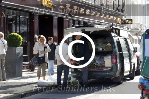 Amsterdam 8 april 2011
illegale bloemist op de pc hooftstraat.
Peter Smulders bv
