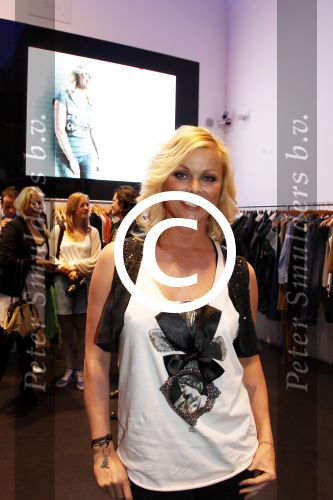 Amsterdam 30 maart 2011
Bridget Maasland presenteert t shirtlijn B by Bridget. Ze doet dit samen met haar ouders en broer.
Peter Smulders bv