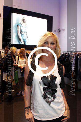 Amsterdam 30 maart 2011
Bridget Maasland presenteert t shirtlijn B by Bridget. Ze doet dit samen met haar ouders en broer.
Peter Smulders bv