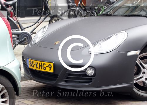 Amsterdam 7 april 2011
Candy Dulfer met gsm en Porsche Cayman op de cornelis schuytstraat.
Peter Smulders bv