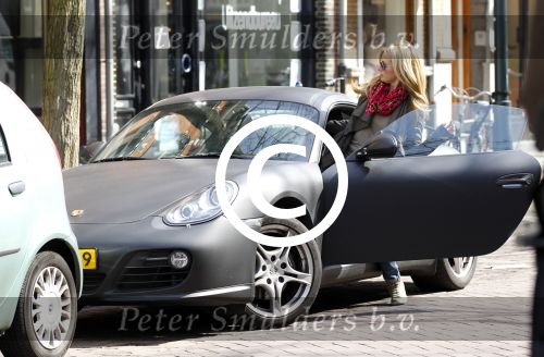 Amsterdam 7 april 2011
Candy Dulfer met gsm en Porsche Cayman op de cornelis schuytstraat.
Peter Smulders bv