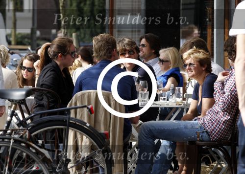 Amsterdam 2 april 2011
Caroline Tensen met vriend Peter Gallas en dochter Lotte op terras bij cafe George.
Peter Smulders bv
