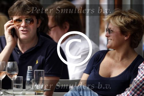 Amsterdam 2 april 2011
Caroline Tensen met vriend Peter Gallas en dochter Lotte op terras bij cafe George.
Peter Smulders bv