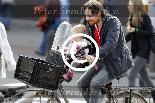 Amsterdam 15 april 2011
Cas Jansen met zijn dochter Joelle op de fiets in Amsterdam.
Peter Smulders bv