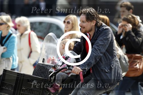 Amsterdam 15 april 2011
Cas Jansen met zijn dochter Joelle op de fiets in Amsterdam.
Peter Smulders bv