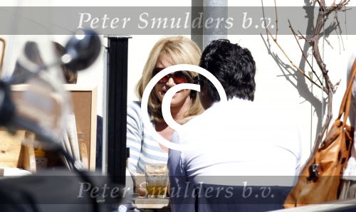Amsterdam 8 april 2011
Connie Breukhoven op terras met zoon Marvin.
Peter Smulders bv