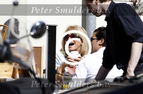 Amsterdam 8 april 2011
Connie Breukhoven op terras met zoon Marvin.
Peter Smulders bv
