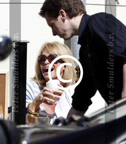 Amsterdam 8 april 2011
Connie Breukhoven op terras met zoon Marvin.
Peter Smulders bv