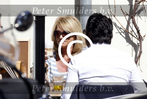 Amsterdam 8 april 2011
Connie Breukhoven op terras met zoon Marvin.
Peter Smulders bv