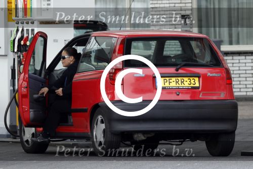 Amsterdam en Nieuw Vennep 16 april 2011
Constanza Breukhoven haalt bij haar moeder Connie haar kinderen op en tankt daarna bij de shell.
Peter Smulders bv