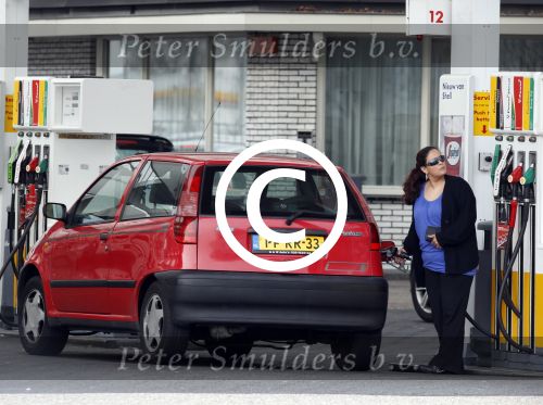 Amsterdam en Nieuw Vennep 16 april 2011
Constanza Breukhoven haalt bij haar moeder Connie haar kinderen op en tankt daarna bij de shell.
Peter Smulders bv