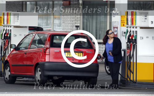 Amsterdam en Nieuw Vennep 16 april 2011
Constanza Breukhoven haalt bij haar moeder Connie haar kinderen op en tankt daarna bij de shell.
Peter Smulders bv