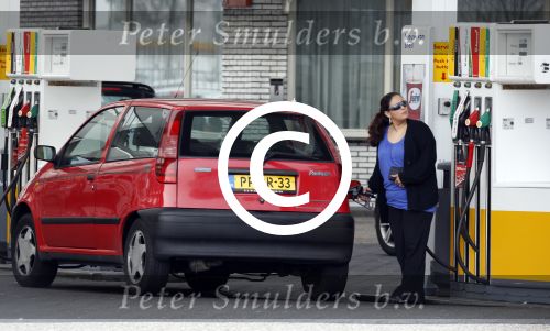 Amsterdam en Nieuw Vennep 16 april 2011
Constanza Breukhoven haalt bij haar moeder Connie haar kinderen op en tankt daarna bij de shell.
Peter Smulders bv