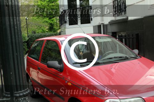 Amsterdam en Nieuw Vennep 16 april 2011
Constanza Breukhoven haalt bij haar moeder Connie haar kinderen op en tankt daarna bij de shell.
Peter Smulders bv