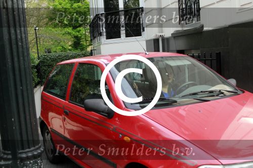 Amsterdam en Nieuw Vennep 16 april 2011
Constanza Breukhoven haalt bij haar moeder Connie haar kinderen op en tankt daarna bij de shell.
Peter Smulders bv