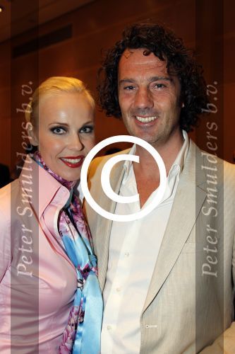 Amsterdam 17 april 2011
Sheila de Vries krijgt uit handen van burgemeester Eberhard v d Laan een koninklijke onderscheiding op haar feestje in het hilton. Denise Boekhoff met man
Peter Smulders bv