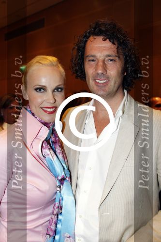 Amsterdam 17 april 2011
Sheila de Vries krijgt uit handen van burgemeester Eberhard v d Laan een koninklijke onderscheiding op haar feestje in het hilton. Denise Boekhoff met man
Peter Smulders bv