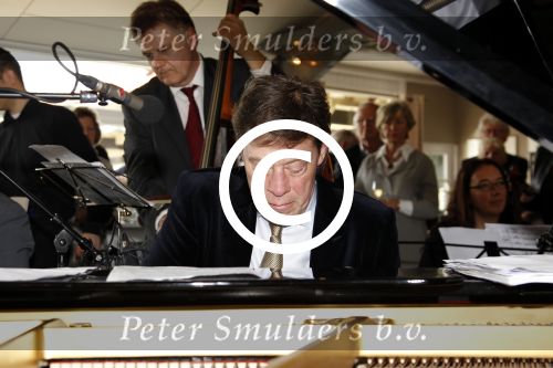 Poortugaal 3 april 2011
Boekpresentatie Eddy Doorenbos en cd opnames. Humphrey Campbell en zijn broers reiken eerste boek uit. Verder zijn natuurlijk de vrouw dochter en kleinzoons van Eddy aanwezig. Dolf de Vries
Peter Smulders bv