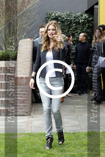Amsterdam 7 april 2011
Presentatie cast Nova Zembla bij het Hilton. Reinout Oerlemans is regisseur en producent en Doutzen Kroes en Robert de Hoog spelen oa in de film.
Peter Smulders bv