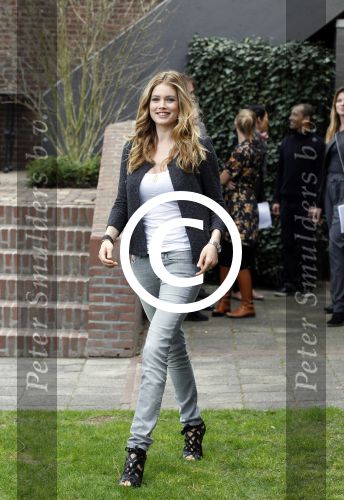 Amsterdam 7 april 2011
Presentatie cast Nova Zembla bij het Hilton. Reinout Oerlemans is regisseur en producent en Doutzen Kroes en Robert de Hoog spelen oa in de film.
Peter Smulders bv