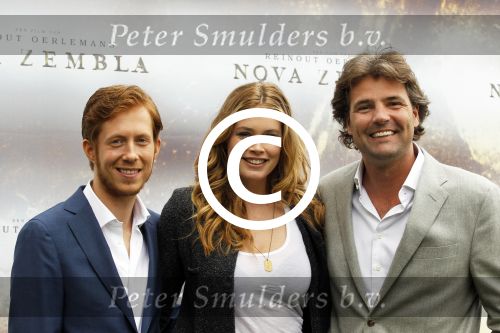 Amsterdam 7 april 2011
Presentatie cast Nova Zembla bij het Hilton. Reinout Oerlemans is regisseur en producent en Doutzen Kroes en Robert de Hoog spelen oa in de film.
Peter Smulders bv