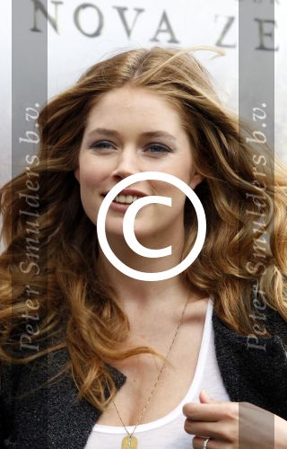 Amsterdam 7 april 2011
Presentatie cast Nova Zembla bij het Hilton. Reinout Oerlemans is regisseur en producent en Doutzen Kroes en Robert de Hoog spelen oa in de film.
Peter Smulders bv