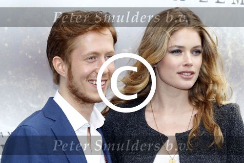 Amsterdam 7 april 2011
Presentatie cast Nova Zembla bij het Hilton. Reinout Oerlemans is regisseur en producent en Doutzen Kroes en Robert de Hoog spelen oa in de film.
Peter Smulders bv