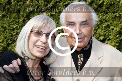 Poortugaal 3 april 2011
Boekpresentatie Eddy Doorenbos en cd opnames. Humphrey Campbell en zijn broers reiken eerste boek uit. Verder zijn natuurlijk de vrouw dochter en kleinzoons van Eddy aanwezig.
Peter Smulders bv