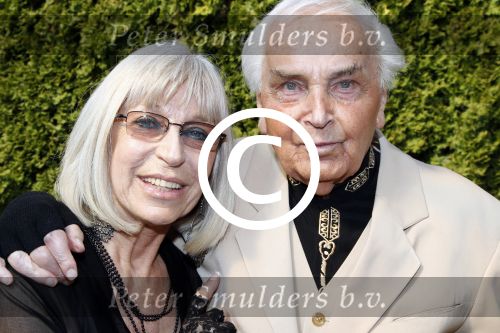 Poortugaal 3 april 2011
Boekpresentatie Eddy Doorenbos en cd opnames. Humphrey Campbell en zijn broers reiken eerste boek uit. Verder zijn natuurlijk de vrouw dochter en kleinzoons van Eddy aanwezig.
Peter Smulders bv