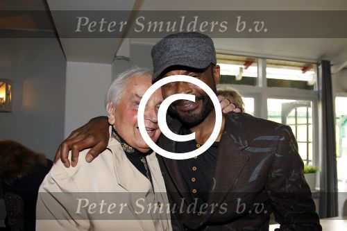 Poortugaal 3 april 2011
Boekpresentatie Eddy Doorenbos en cd opnames. Humphrey Campbell en zijn broers reiken eerste boek uit. Verder zijn natuurlijk de vrouw dochter en kleinzoons van Eddy aanwezig.
Peter Smulders bv