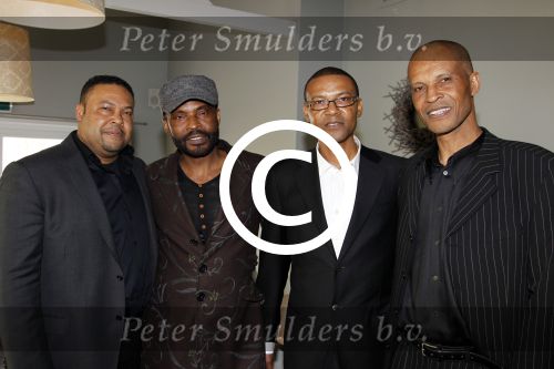 Poortugaal 3 april 2011
Boekpresentatie Eddy Doorenbos en cd opnames. Humphrey Campbell en zijn broers reiken eerste boek uit. Verder zijn natuurlijk de vrouw dochter en kleinzoons van Eddy aanwezig.
Peter Smulders bv