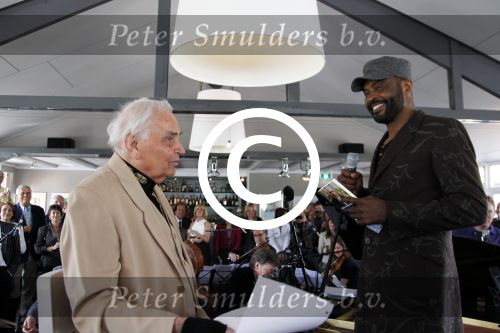 Poortugaal 3 april 2011
Boekpresentatie Eddy Doorenbos en cd opnames. Humphrey Campbell en zijn broers reiken eerste boek uit. Verder zijn natuurlijk de vrouw dochter en kleinzoons van Eddy aanwezig.
Peter Smulders bv